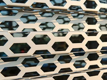 Audi Honeycomb Fassade | Rometa Metaalproducten